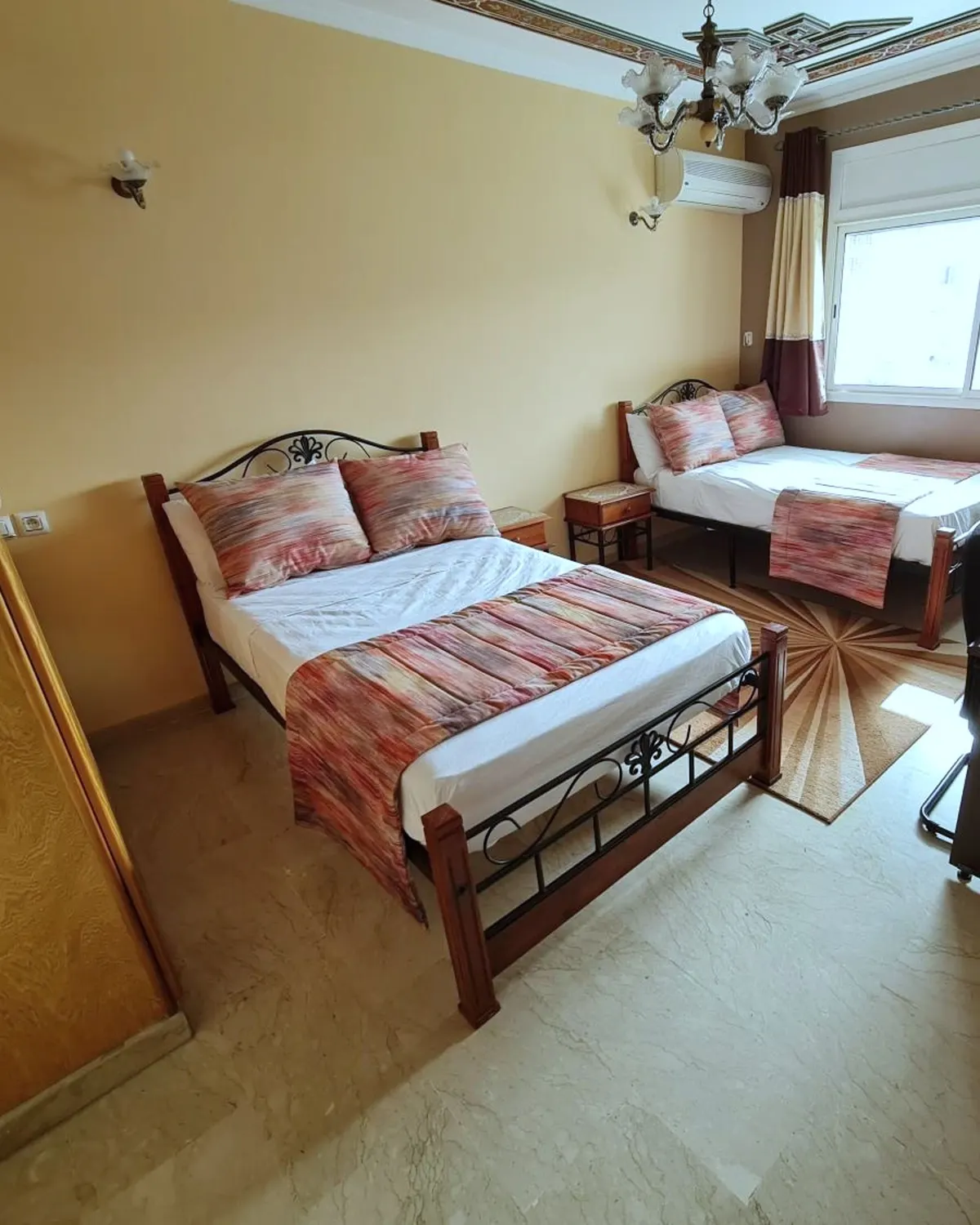 Chambre avec lit double, lit simple et bureau